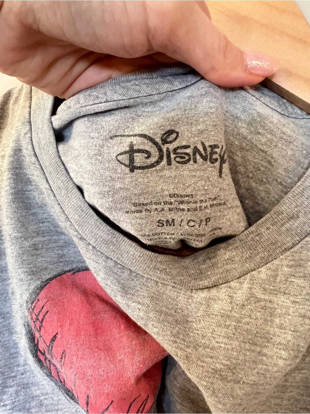 Disney Winnie the Pooh Balloon Graphic Tee Women’s Small Gray Shirt - Picture 4 of 5